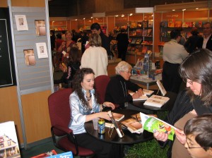 En séance de signature au Salon du Livre de Montréal 2007, pour mon 2e roman: Subordonnée
